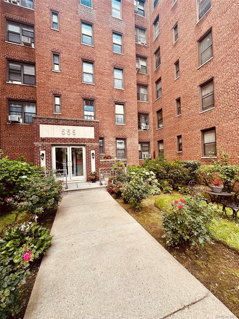555 Mclean Avenue - Photo 3