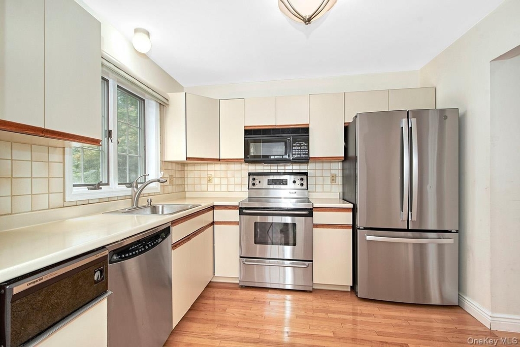 1103 Regent Drive - Photo 9