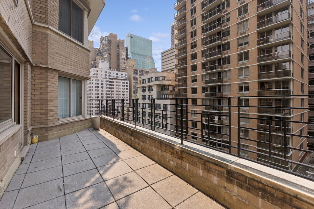225 E 46th Street - Photo 2