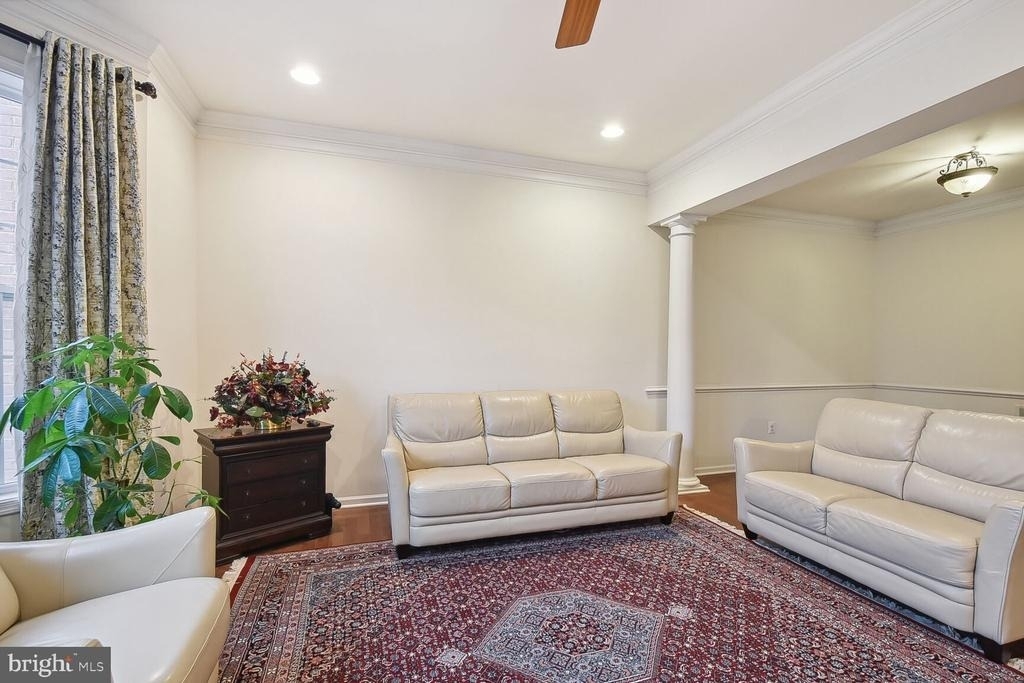 43248 Mitcham Square - Photo 2