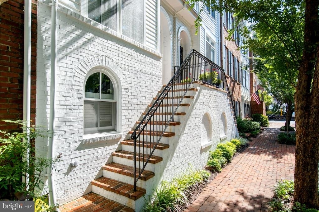 9 Franklin Street - Photo 2