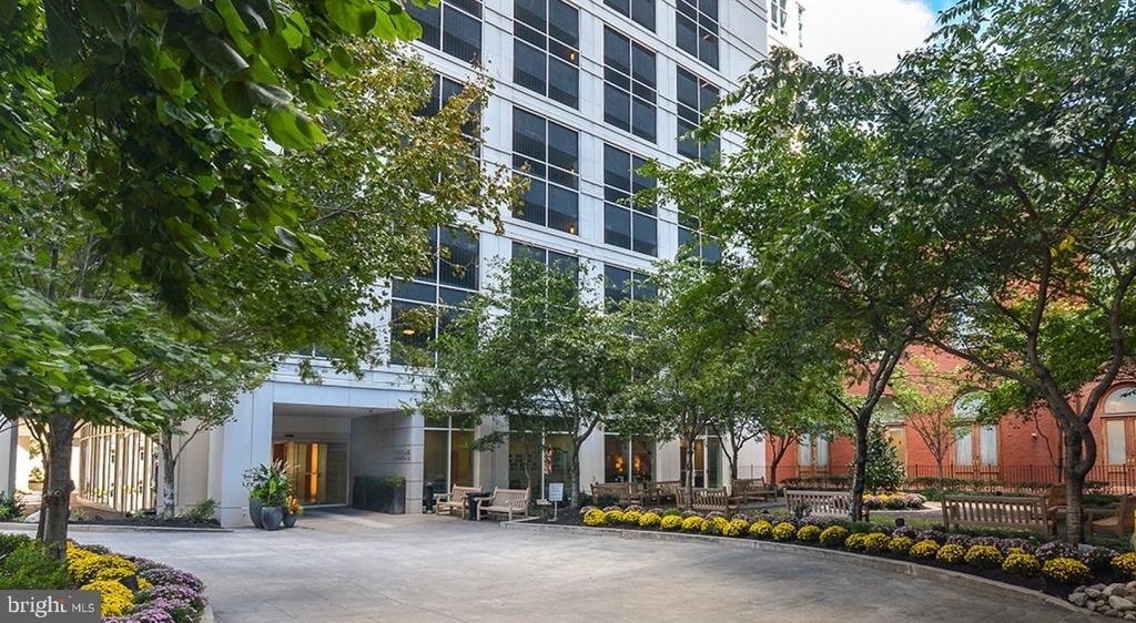 204 W Washington Square - Photo 2