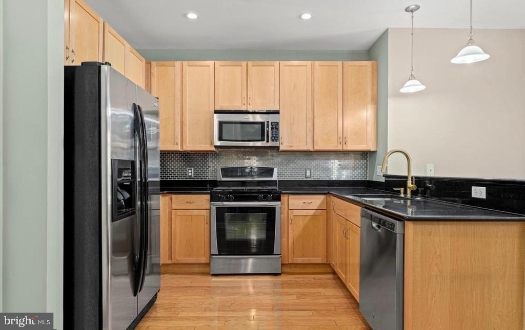 200 W Elm Street - Photo 2