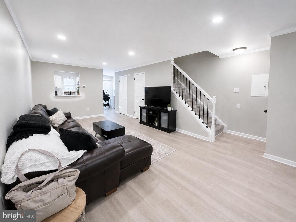 937 Woodstock Court - Photo 2