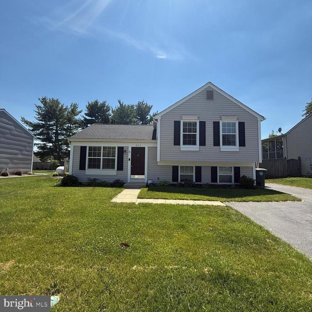 805 London Court - Photo 0