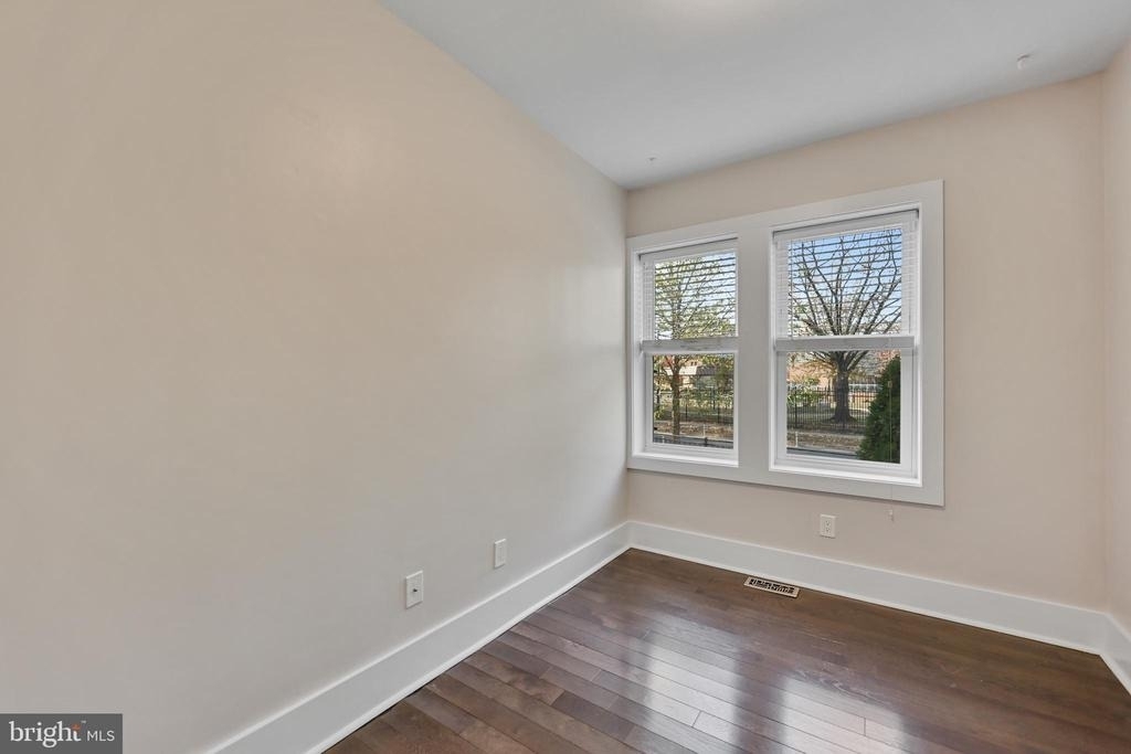 1100 Holbrook Terrace Ne - Photo 5