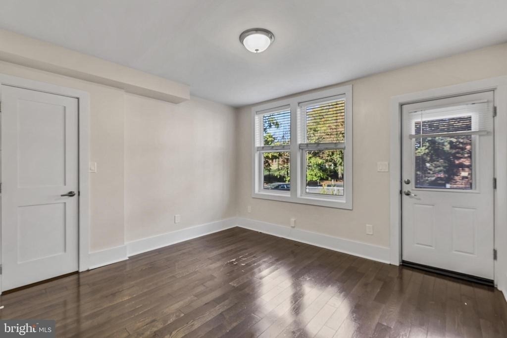 1100 Holbrook Terrace Ne - Photo 3