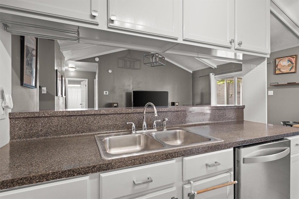 1182 Angelina St - Photo 11