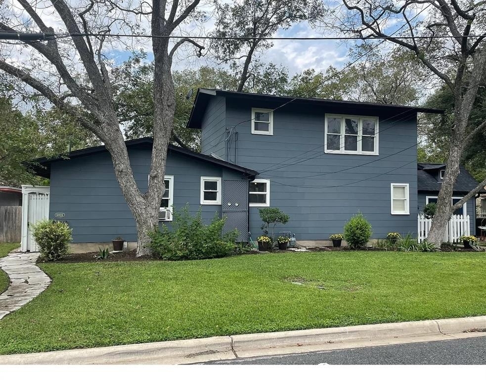 1402 Laurel St - Photo 0