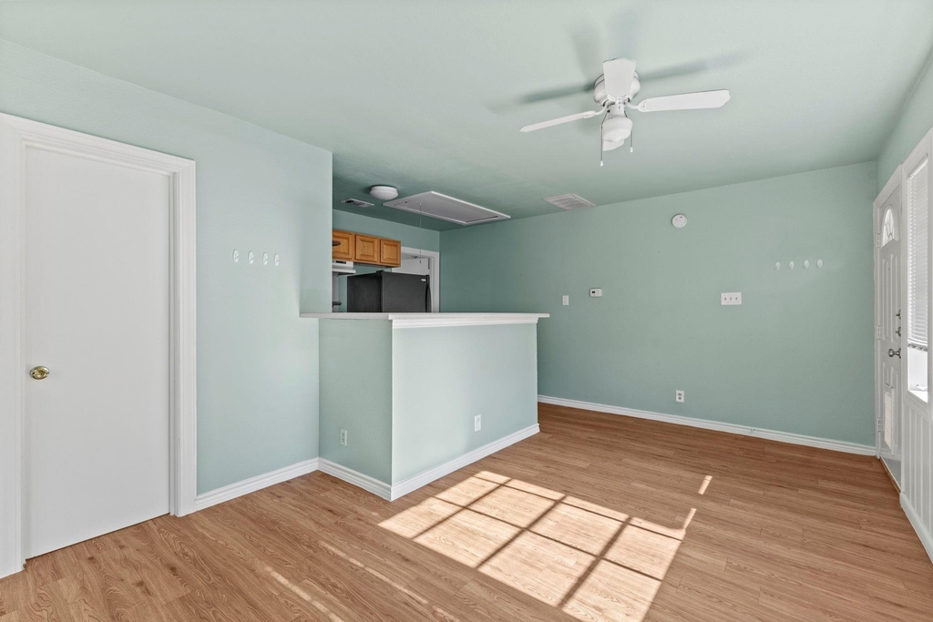 108 W Austin St - Photo 3