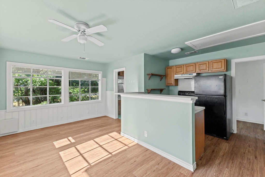 108 W Austin St - Photo 1