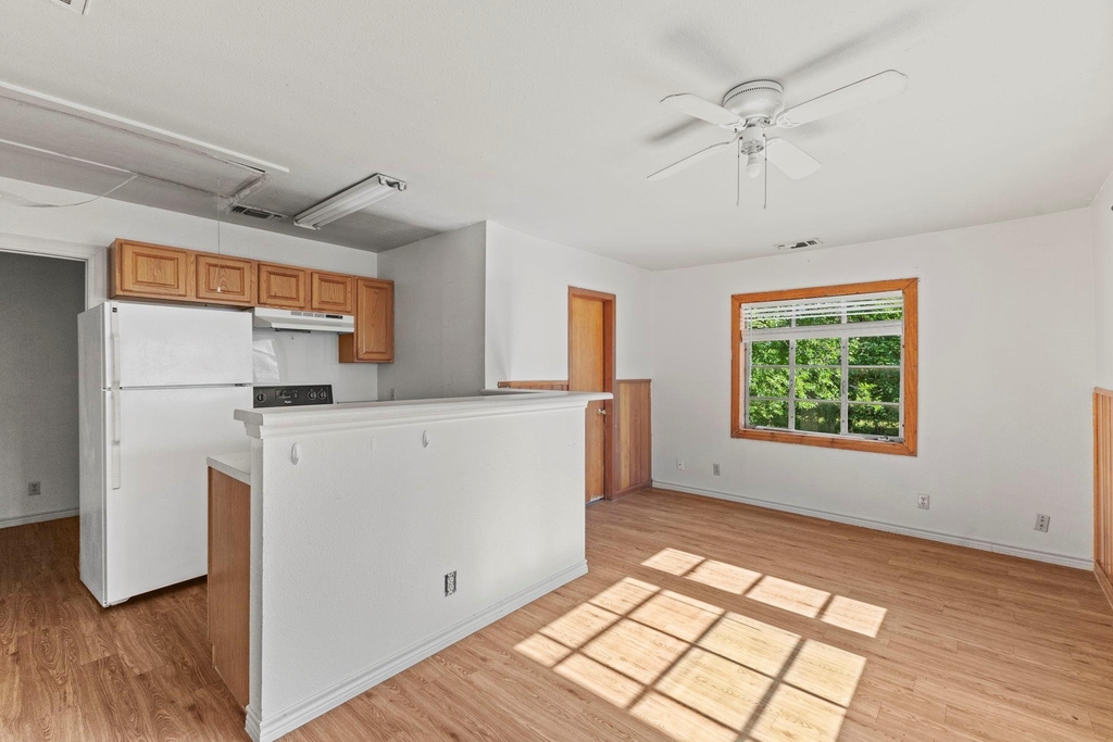 108 W Austin St - Photo 4