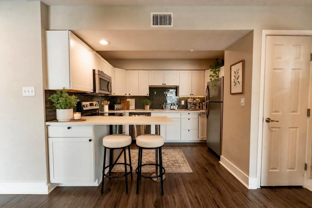 935 La Posada Dr - Photo 4