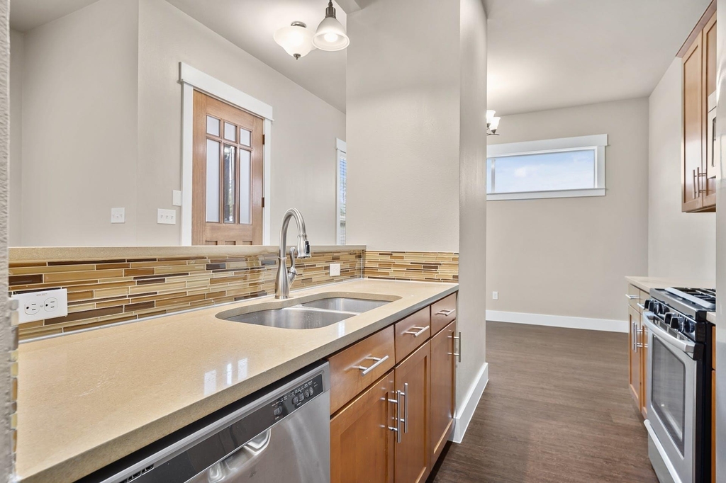 1704 Cedar Bend Dr - Photo 5