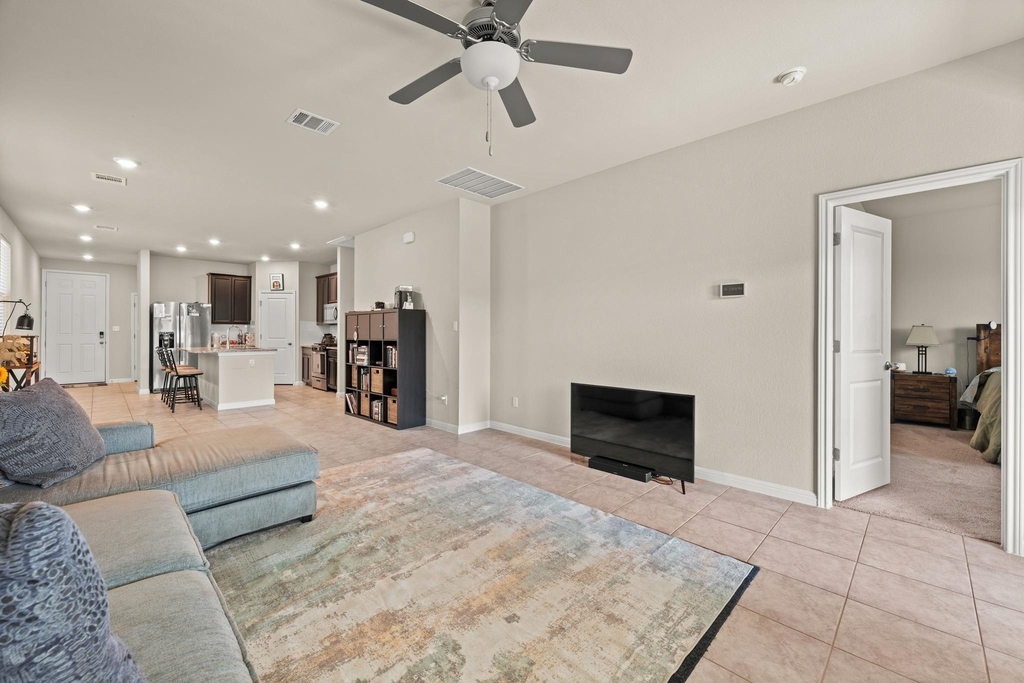 329 Serpens St - Photo 8