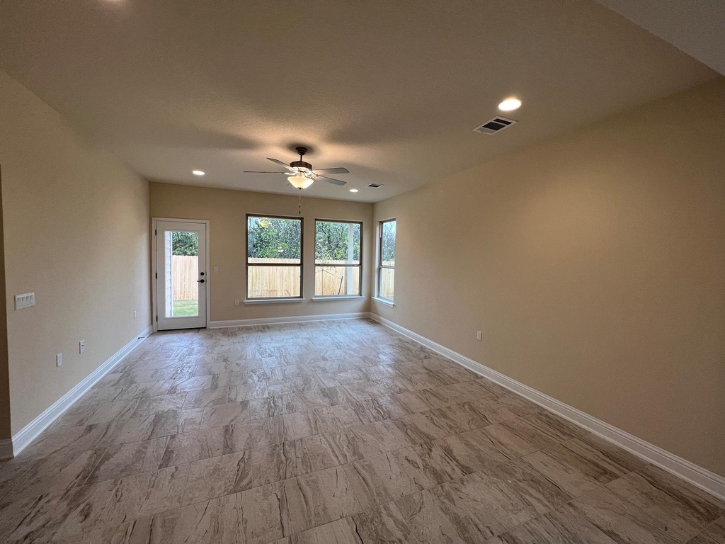 704 Falkland Trce - Photo 2