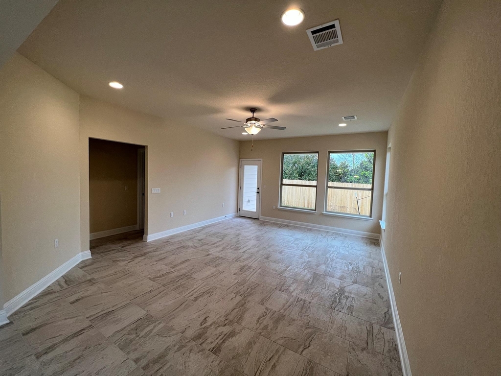 704 Falkland Trce - Photo 6