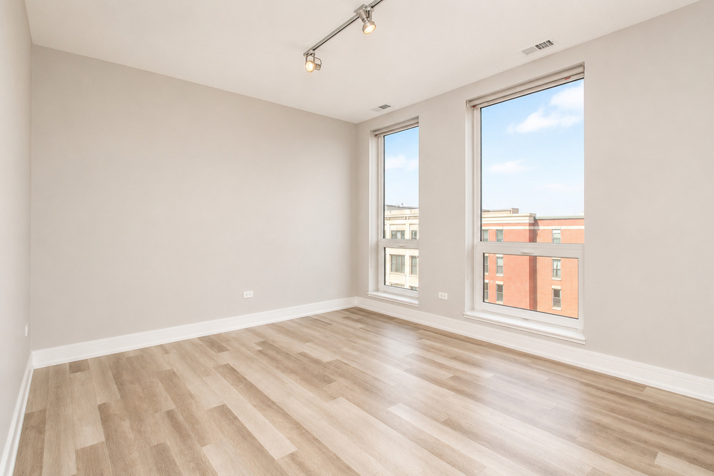 1554 N Talman Avenue - Photo 9