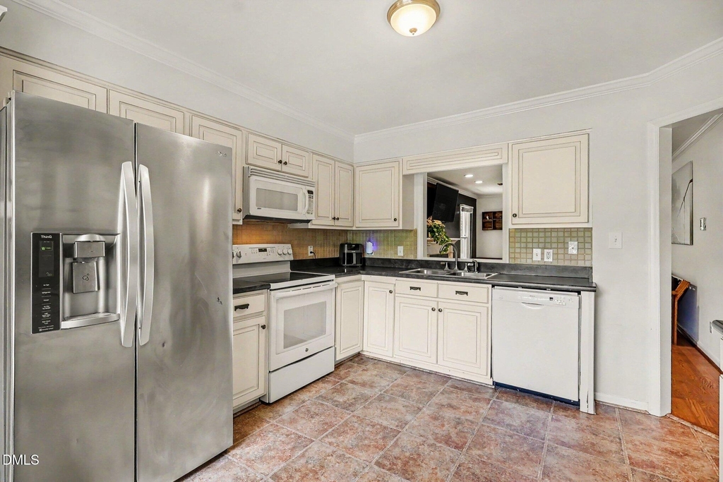 302 Hutchins Drive - Photo 12