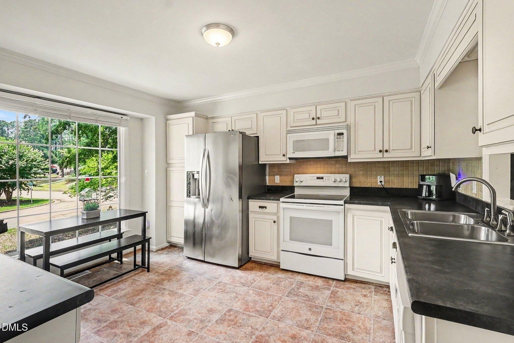 302 Hutchins Drive - Photo 10