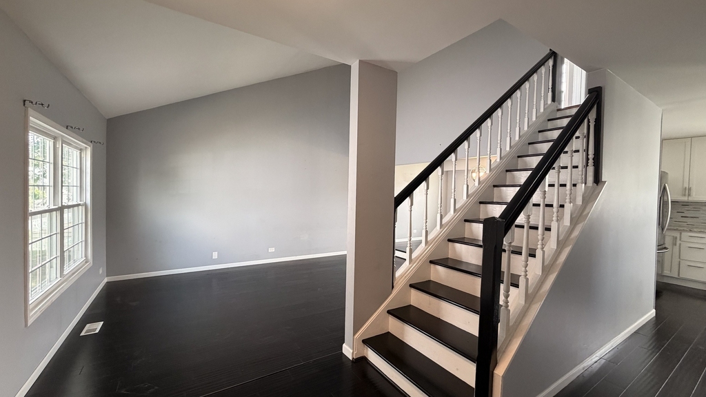 646 White Court - Photo 1