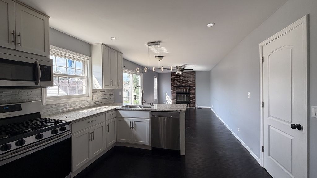 646 White Court - Photo 3