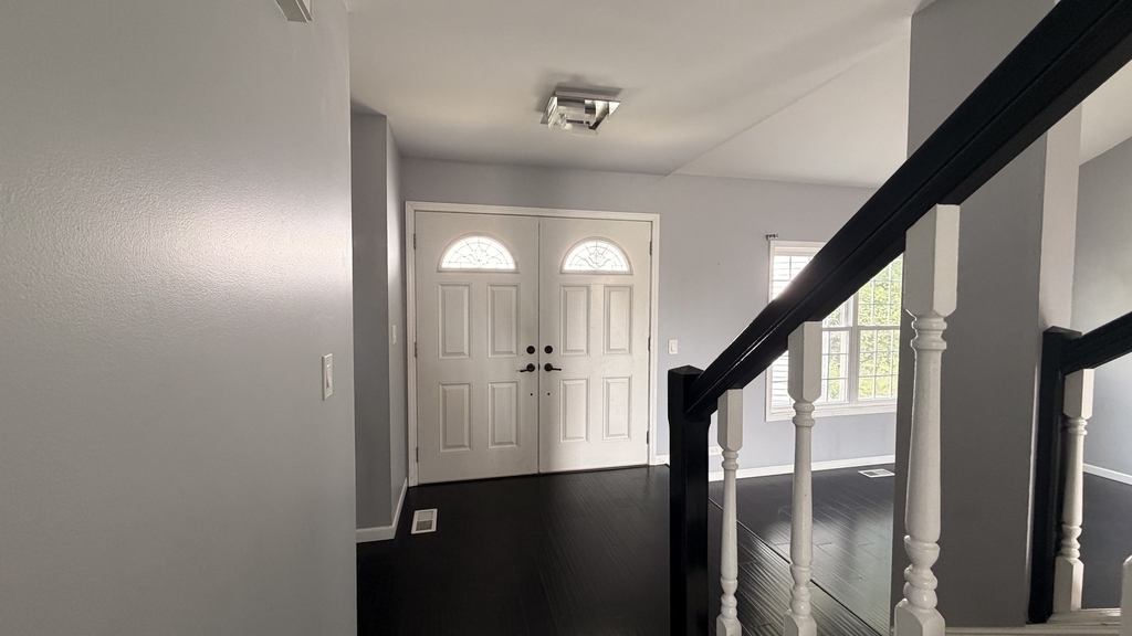 646 White Court - Photo 2