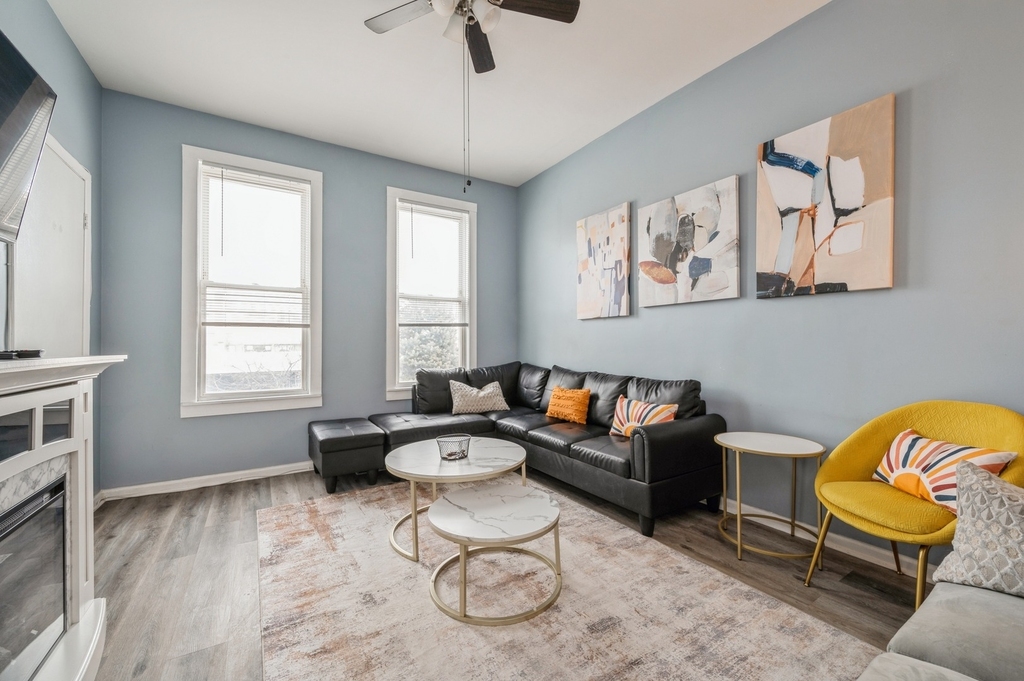 2818 N Ashland Avenue - Photo 2