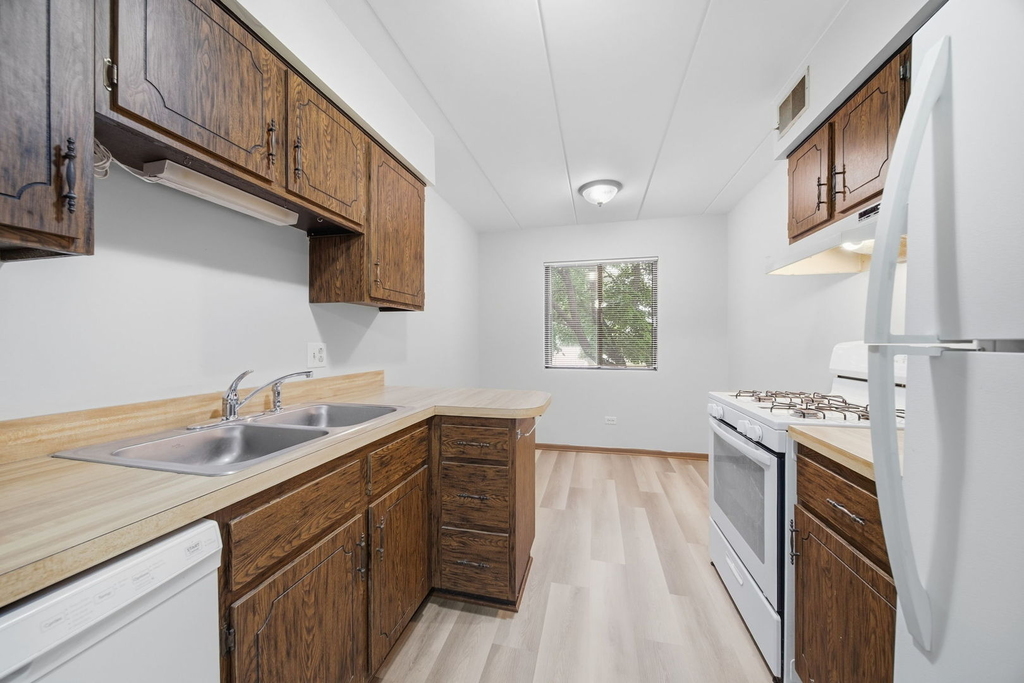 13913 Laramie Avenue - Photo 6
