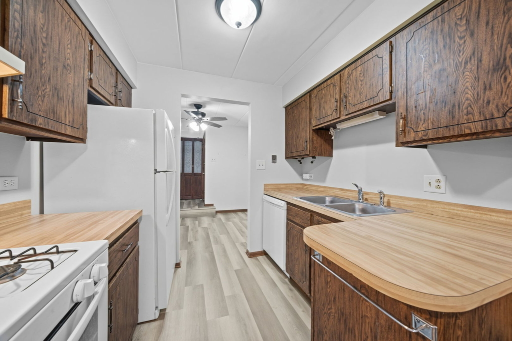 13913 Laramie Avenue - Photo 8