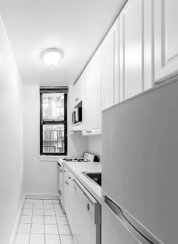 East 81st Street - Photo 2