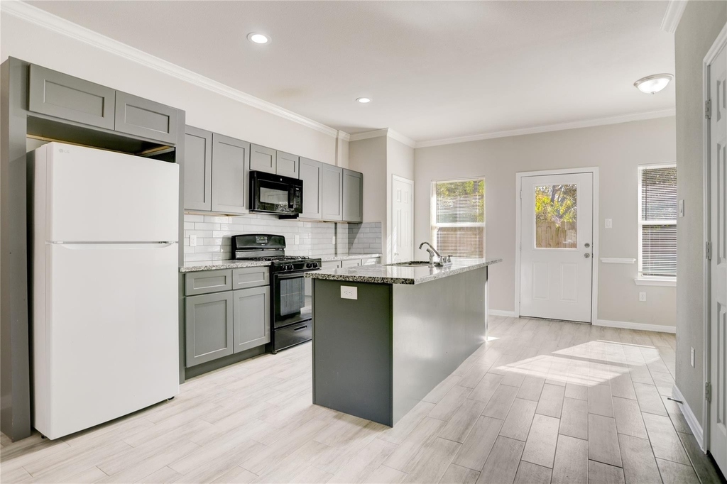 1045 Marcolin Street - Photo 2
