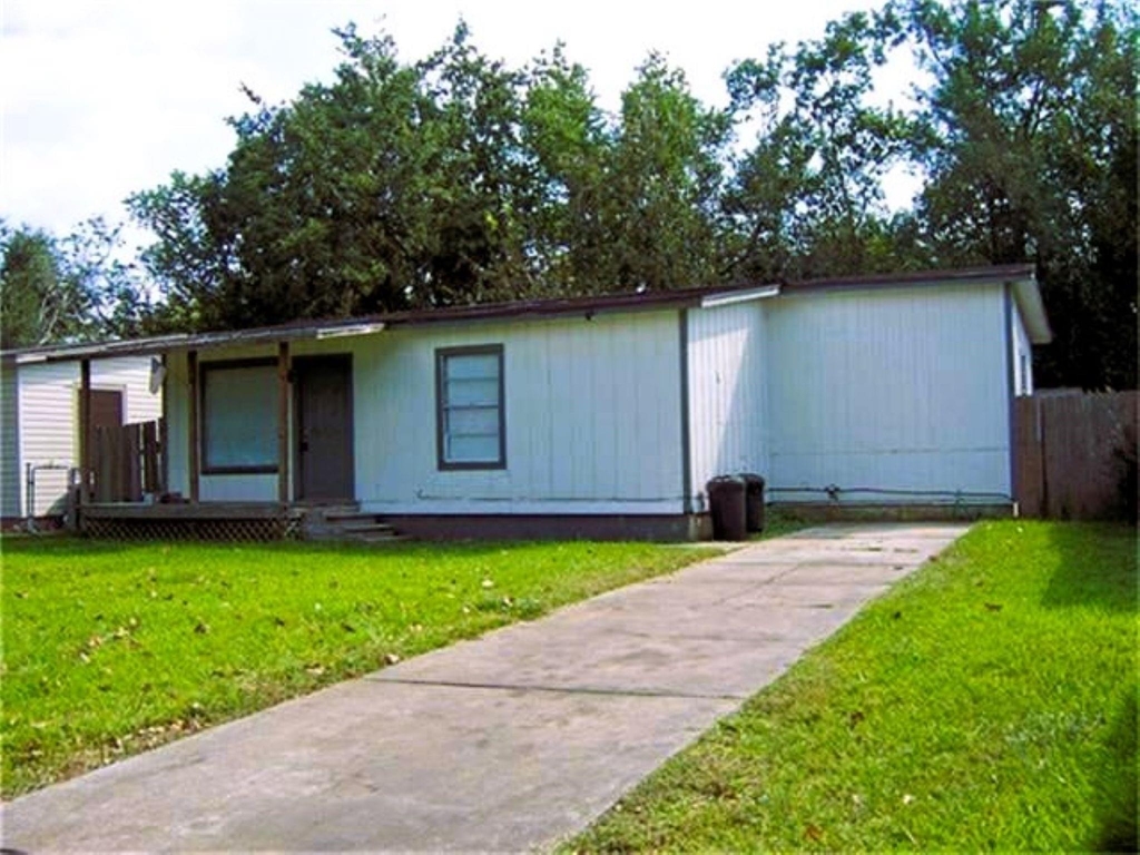 1833 Oriole Drive - Photo 0