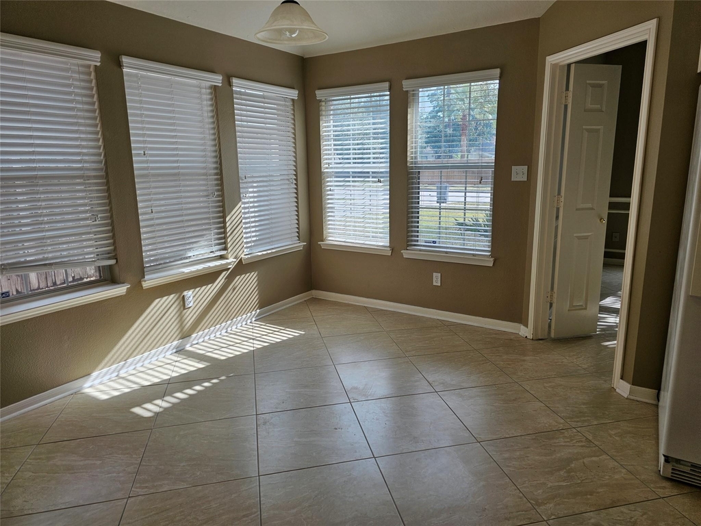 27182 Kings Manor Drive S - Photo 13
