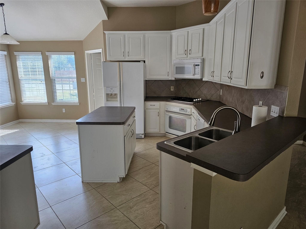 27182 Kings Manor Drive S - Photo 11