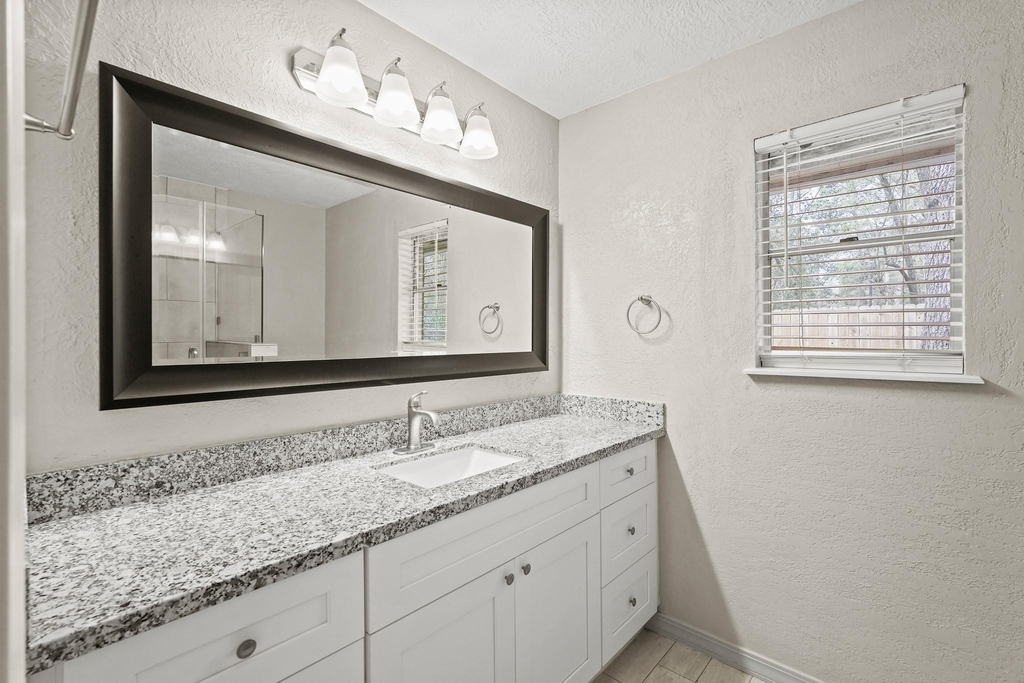 105 Navajo Street - Photo 7