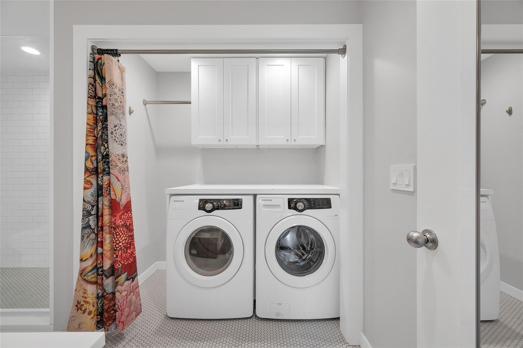 204 Travis Street - Photo 17