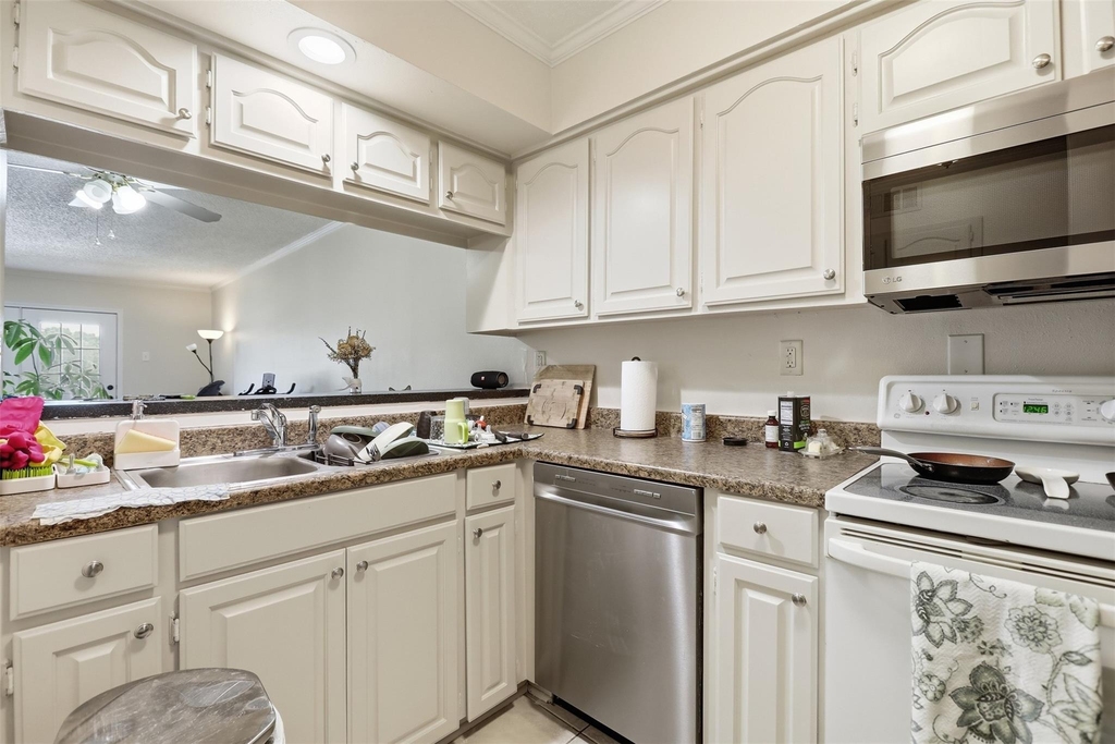 3131 Southwest Freeway - Photo 7