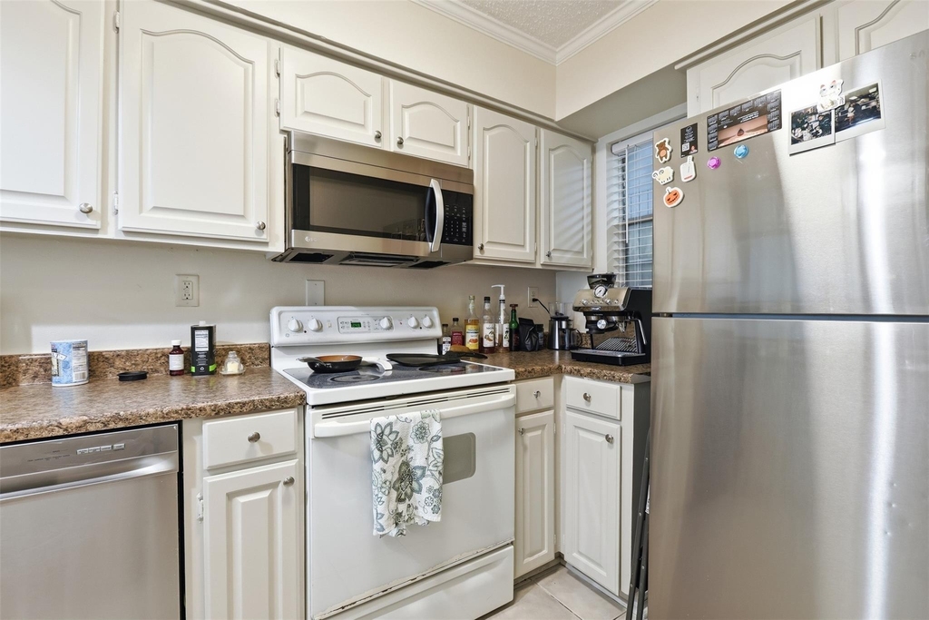3131 Southwest Freeway - Photo 6