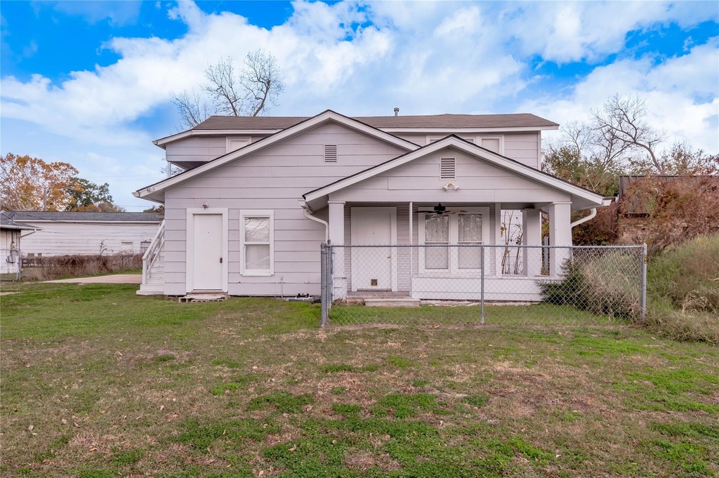 200 W Caroline Street - Photo 0