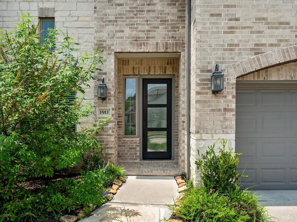 1911 Golden Leaf Drive - Photo 1