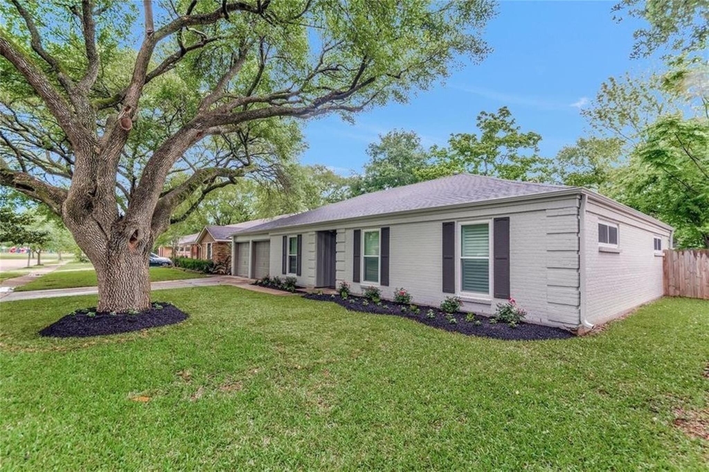 5610 Duxbury Street - Photo 1