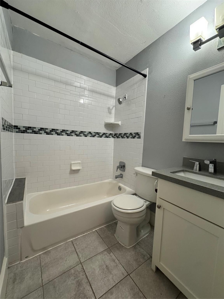 1011 E 6th 1/2 Street - Photo 4