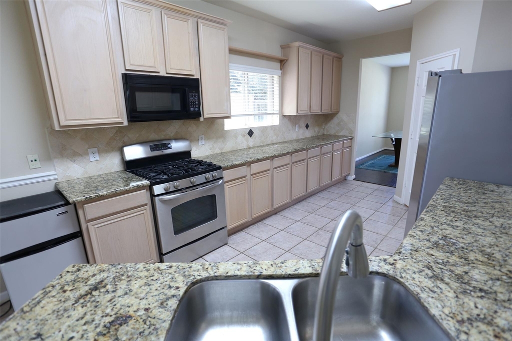 3327 Summerwood Lane - Photo 7