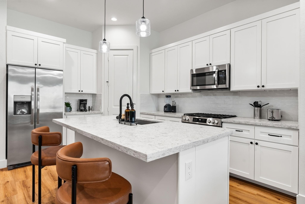 2708 Noble Street - Photo 3