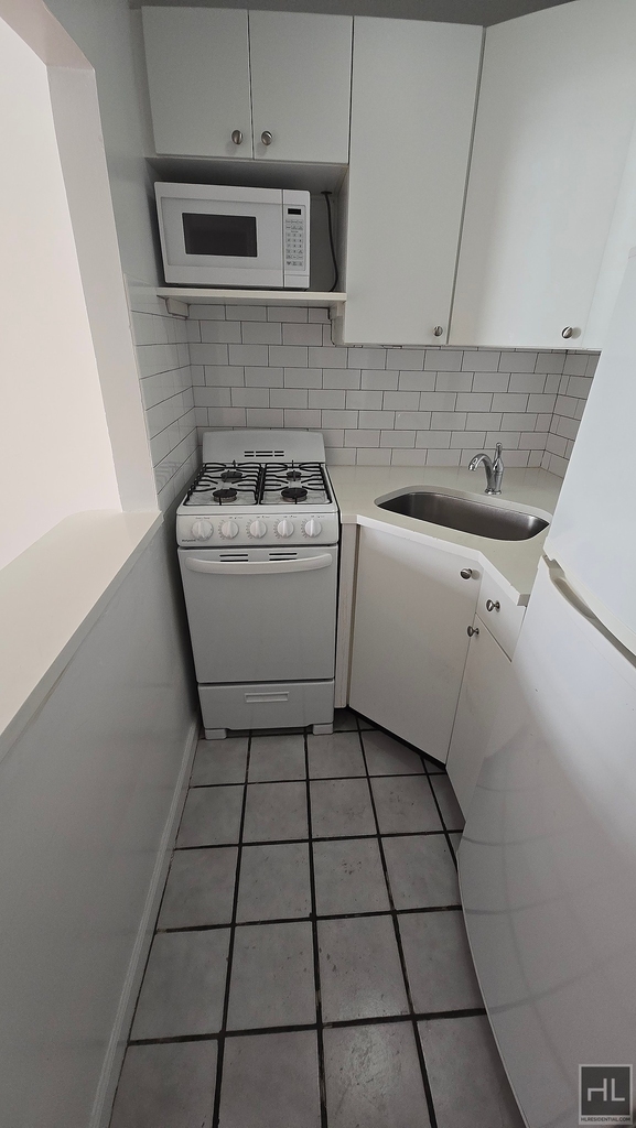 East 83 Street - Photo 2