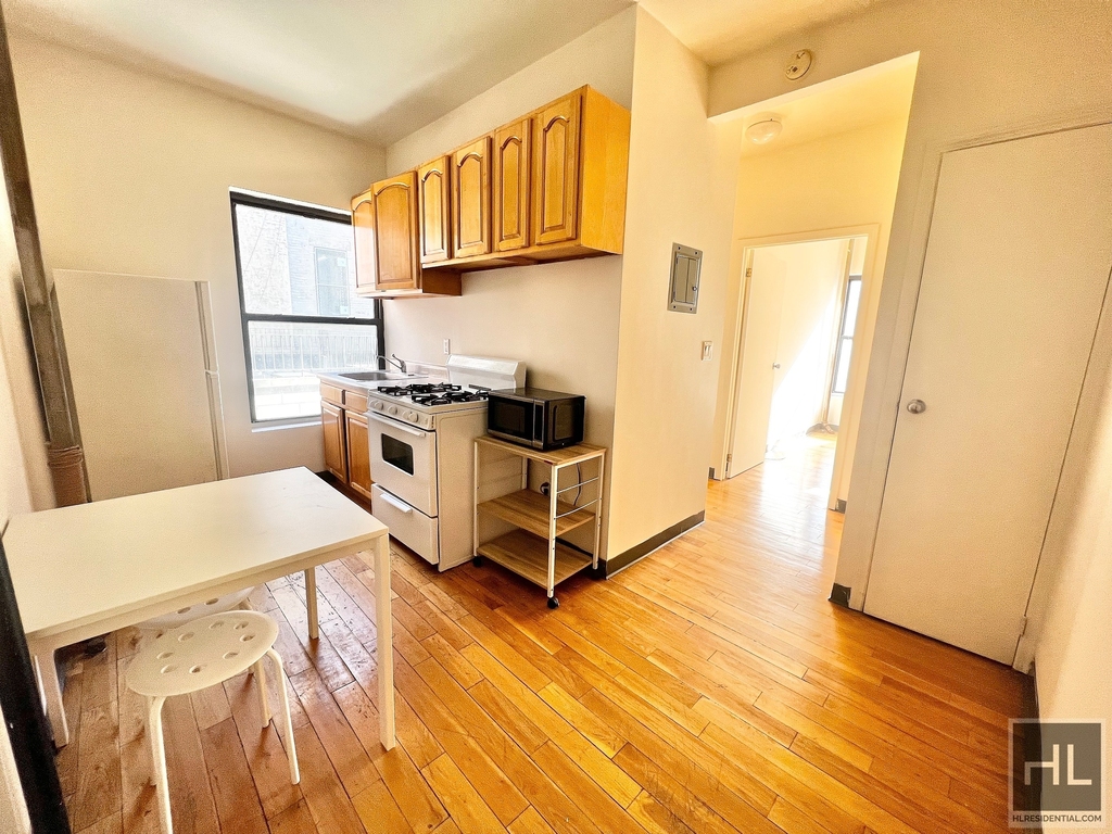 East 14 Street - Photo 0