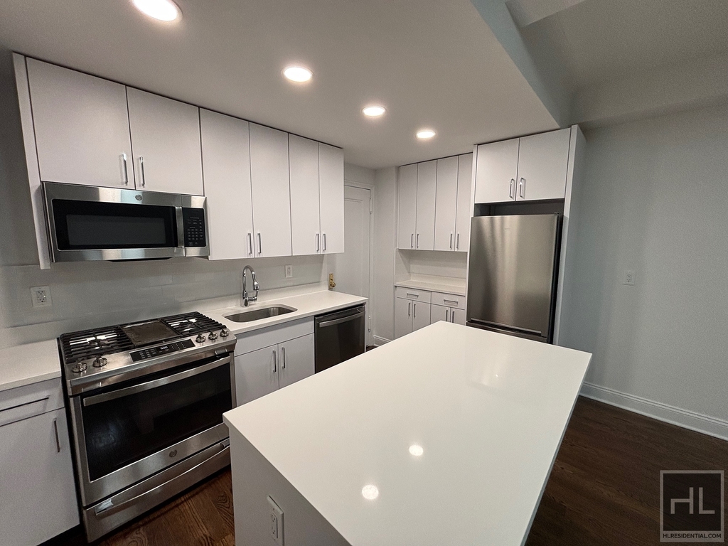 West 68 Street - Photo 2