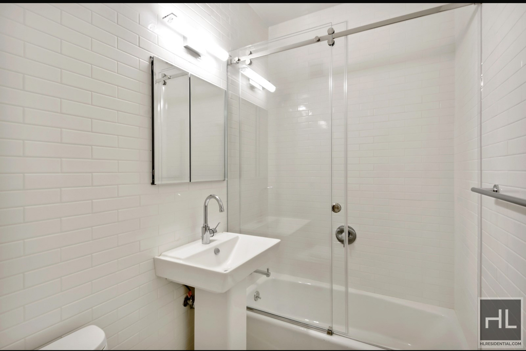 East 25 Street - Photo 2