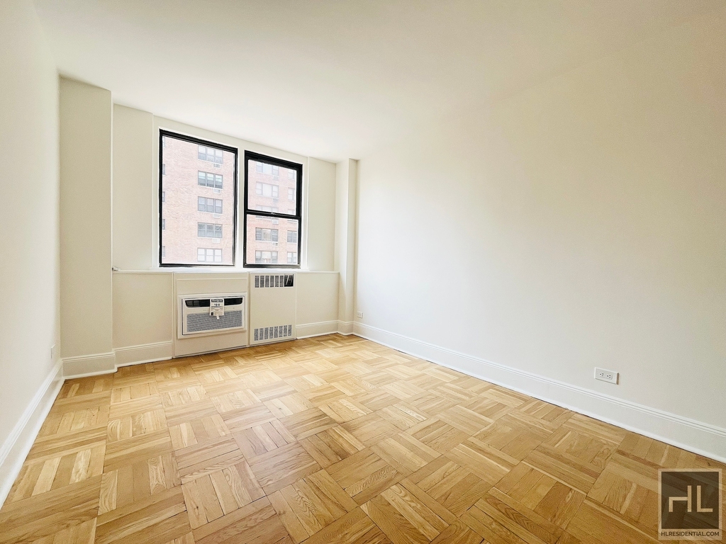East 79th Street - Photo 4